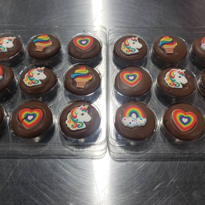 🤩Chocolate Covered Oreo's Rainbow🍫🌈 Collection Box of 24 - Bear Creek Candy Kitchen